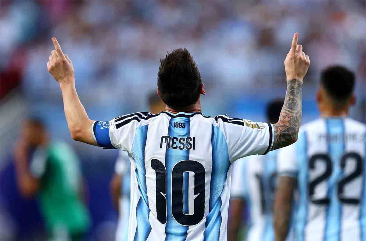 Messi's magic sent Argentina to a strong start of the World Cup