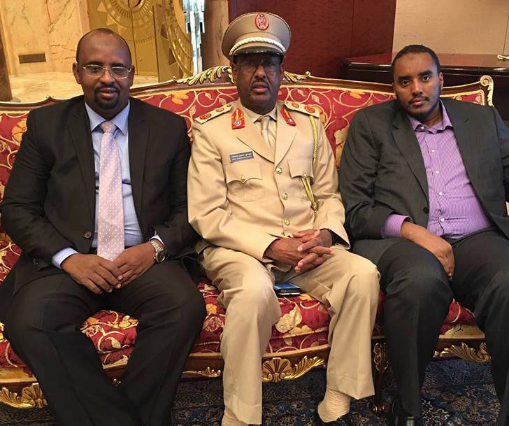 فهد ياسين (يمين) من مراسل الجزيرة في مقديشو لرئيس استخبارات الصومال