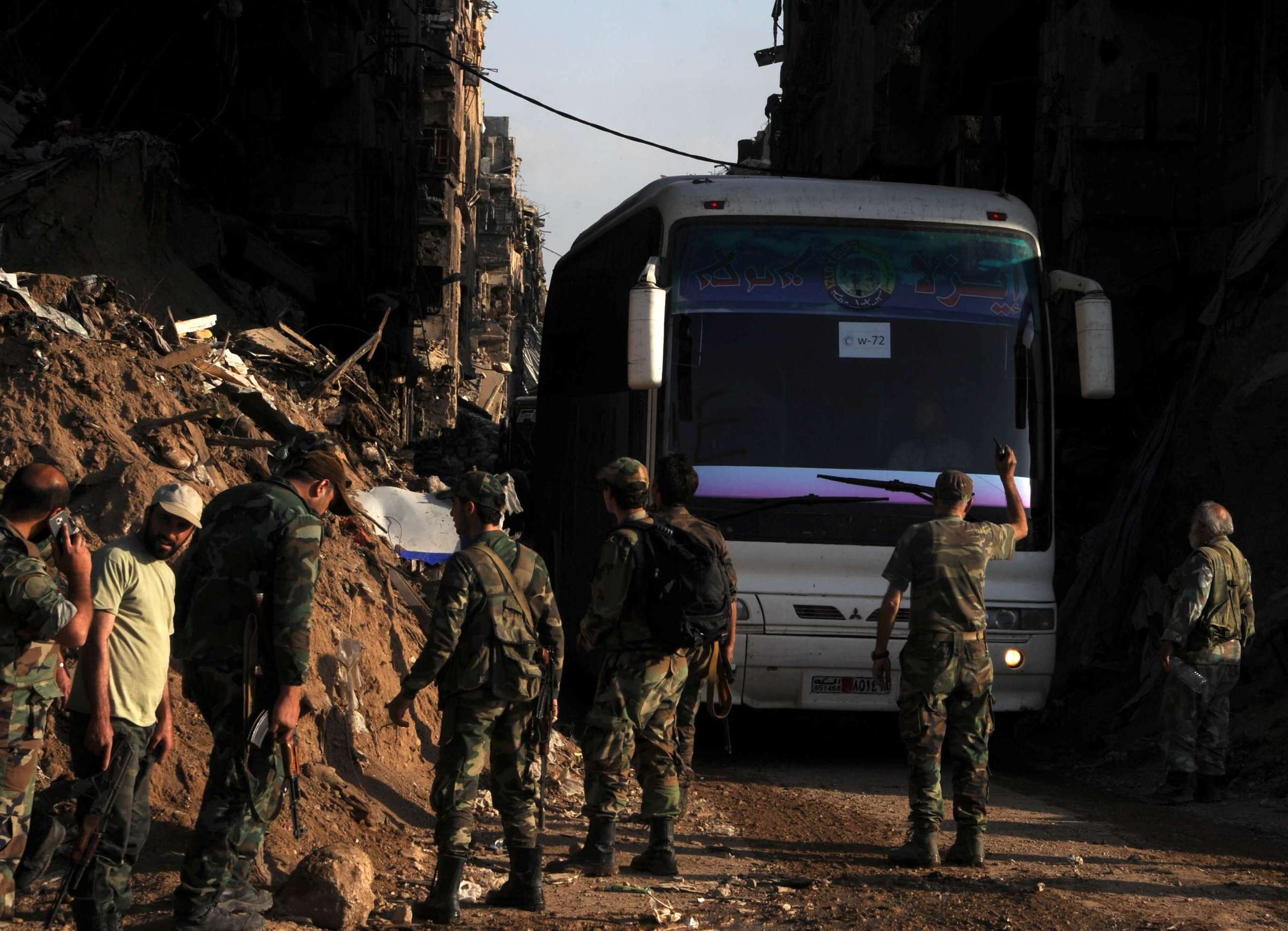 الجيش السورس يشرف على حافلات نقل مقاتلي الدولة الإسلامية وعائلاتهم
