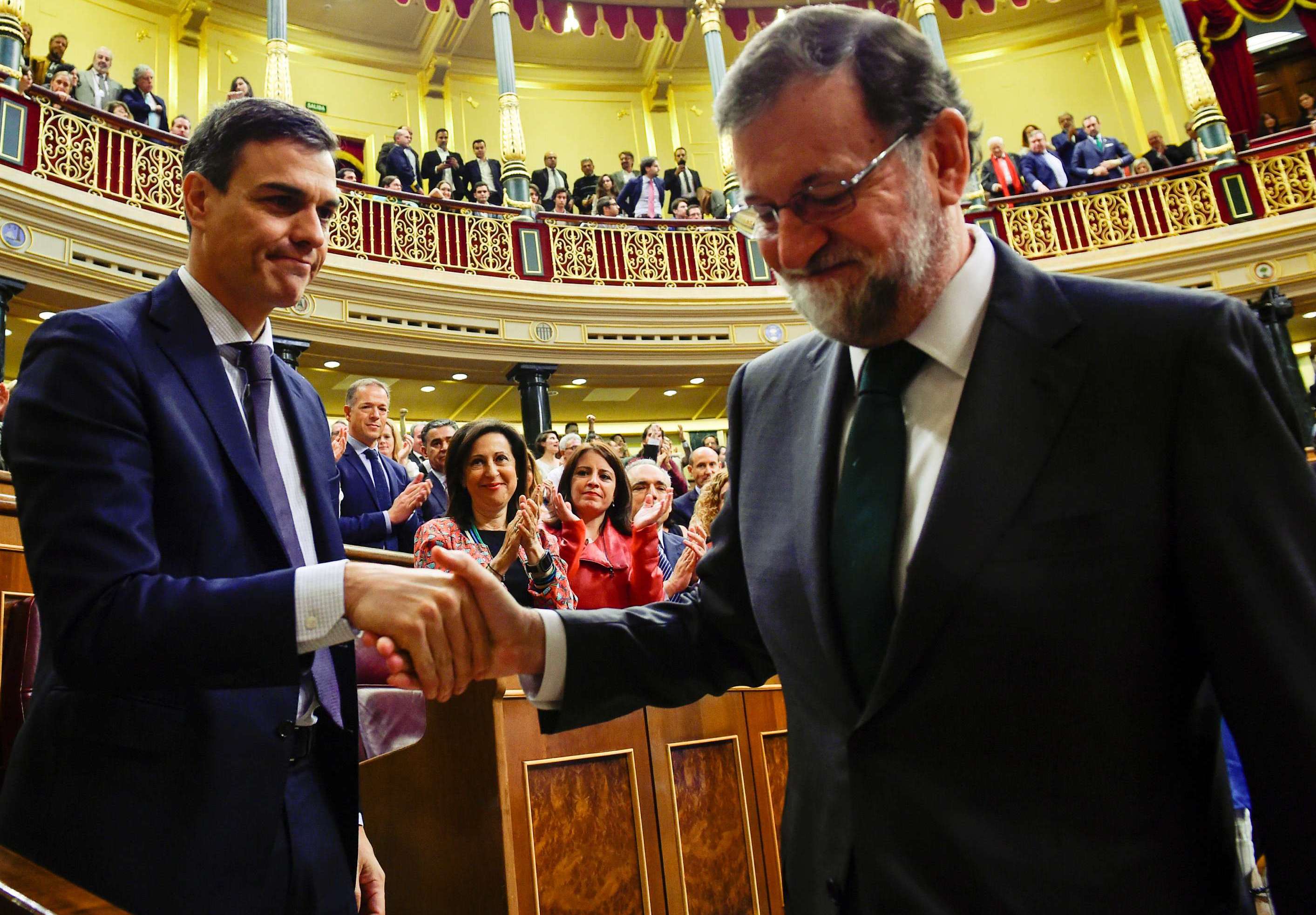 رخوي يصافح سانشيز