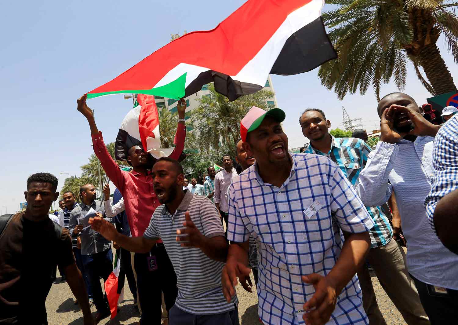 تاريخ السودان المليء بالانقلابات العسكرية سبب التوجس من حكم العسكر