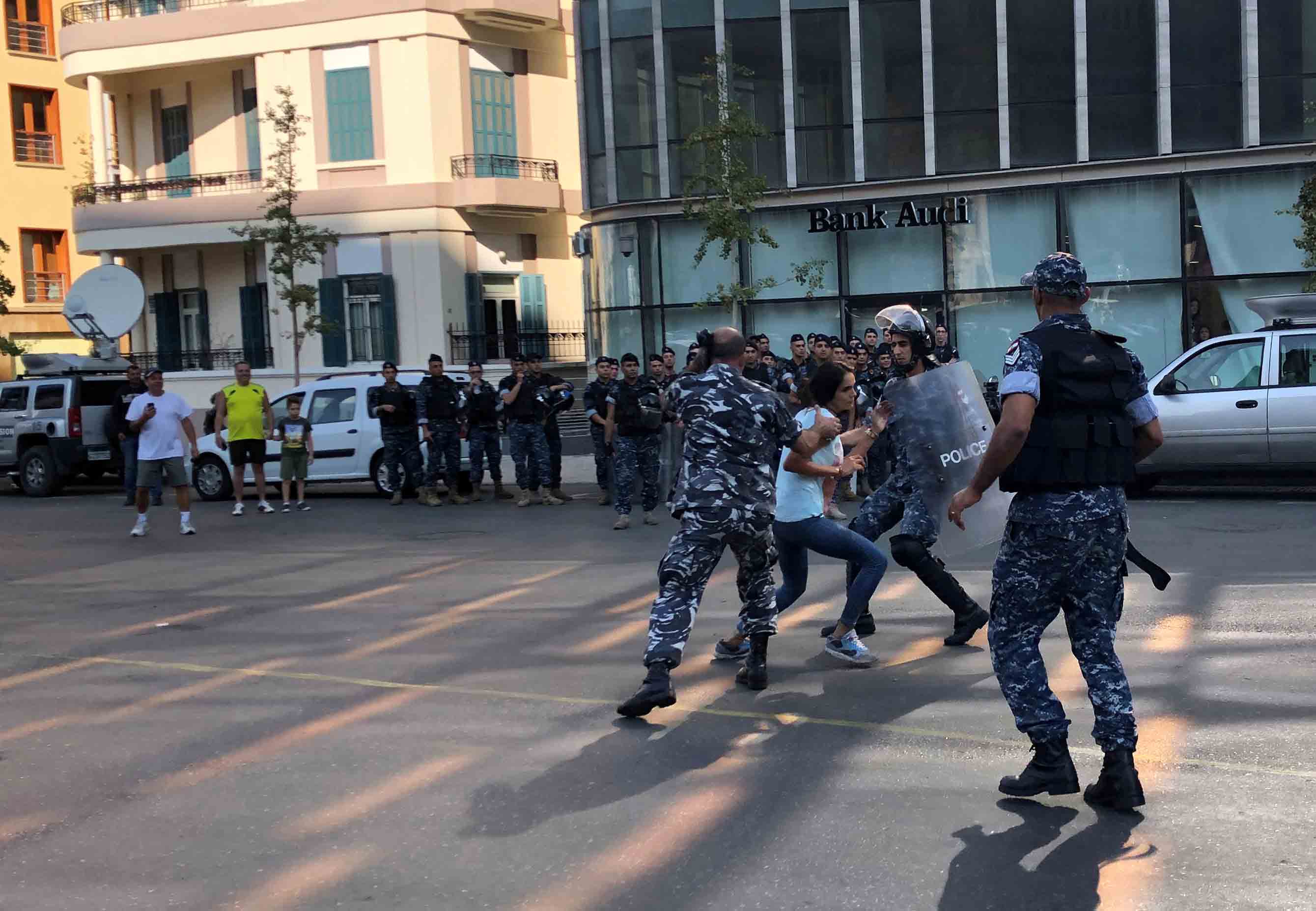 المعتصمون في الساحات رفضوا الانسحاب بعد استقالة الحريري