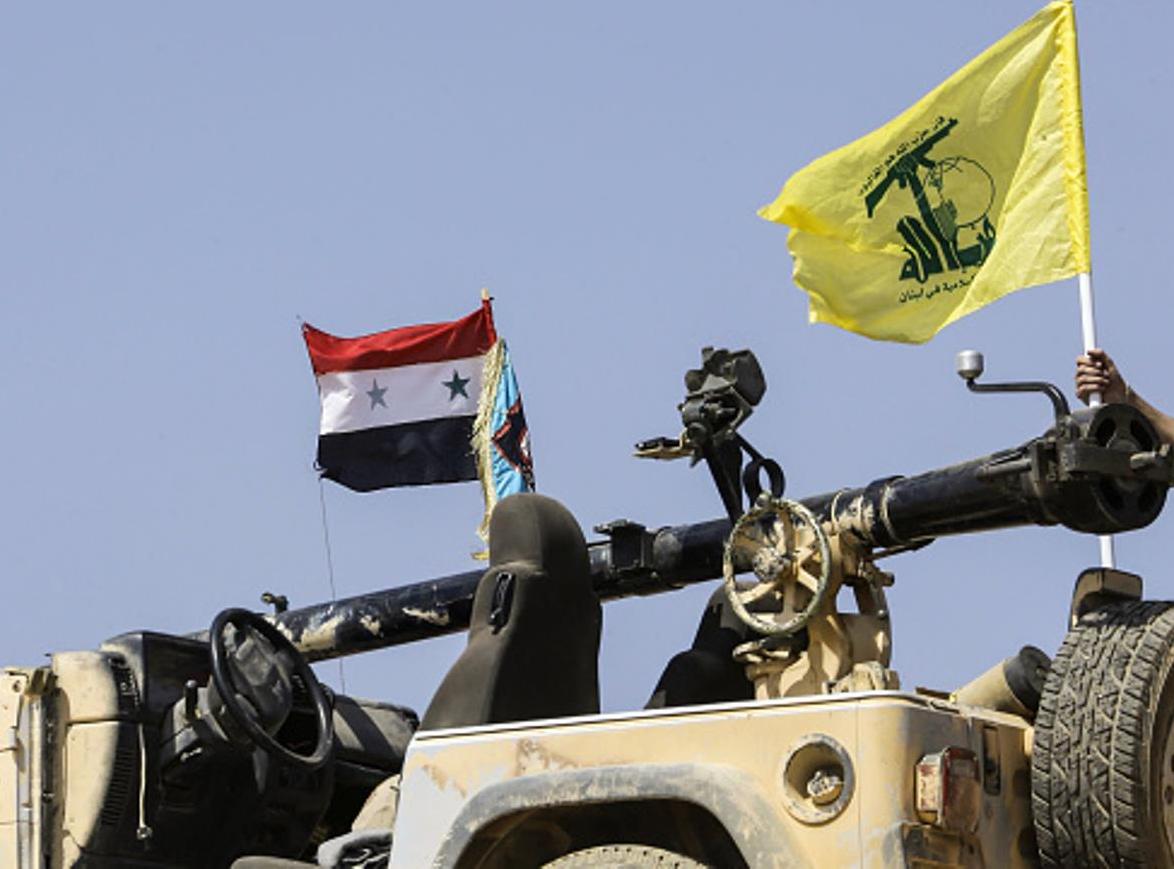 راية حزب الله جنب الراية السورية