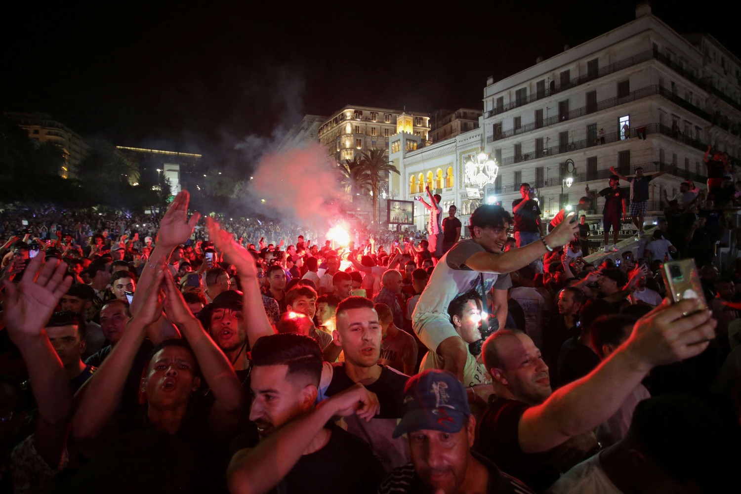 احتفالات في كل مكان بالجزائر
