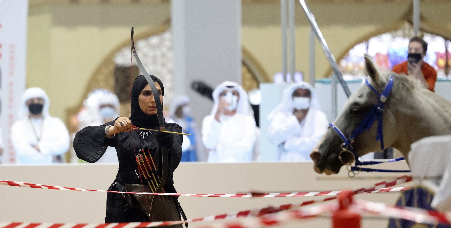 المرأة تُعزّز حضورها في معرض أبوظبي للصيد