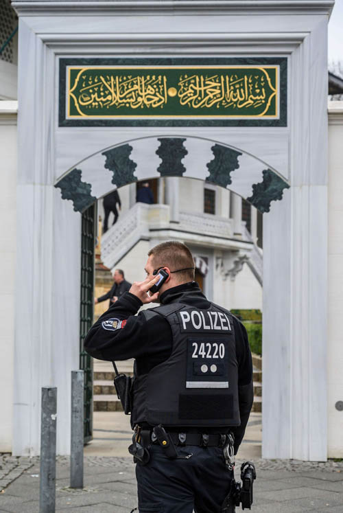 شرطي يحرس جامعا في برلين