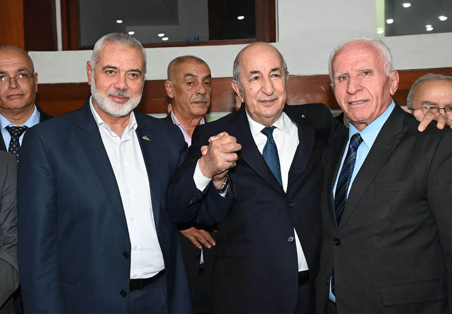 الرئيس الجزائري عبدالمجيد تبون يتوسط المفاوض الفلسطيني (فتح) عزام الأحمد وزعيم حماس إسماعيل هنية (أكتوبر 2022)