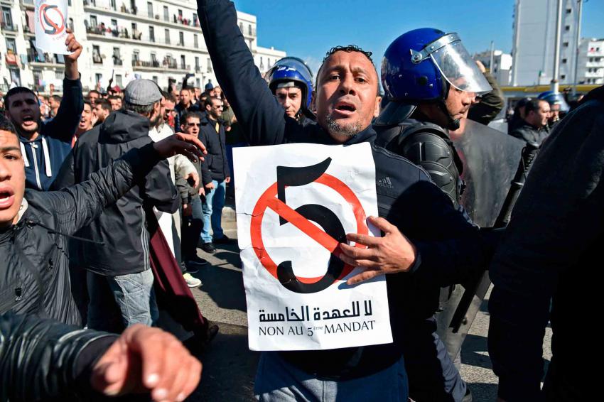 مطالب بإنهاء 20 سنة من حكم بوتفليقة