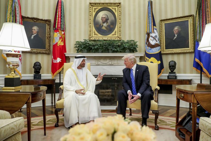 ولي عهد ابوظبي الشيخ محمد بن زايد في لقاء سابق بالرئيس الأميركي دونالد ترامب 