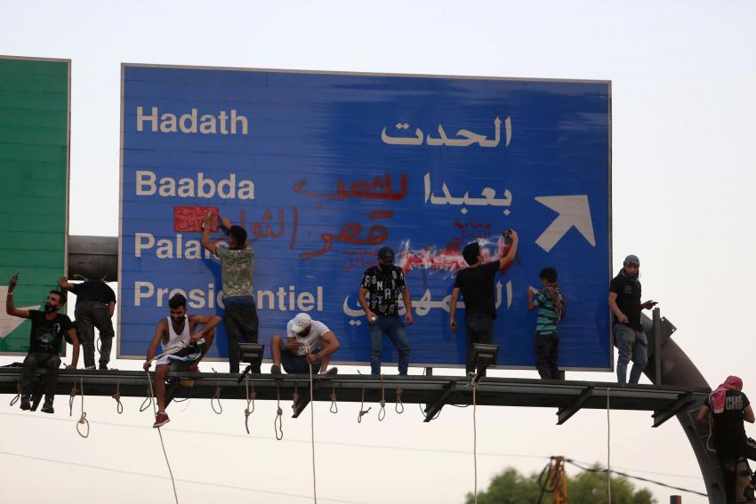 شعاران مخصصان الرئيس: ارحل، نحن معك