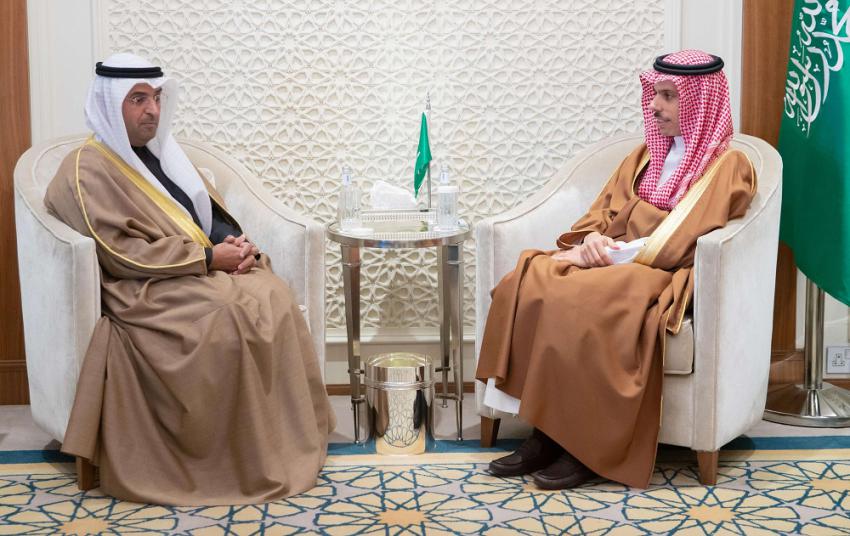 وزير الخارجية السعودي الامير فيصل بن فرحان في لقاء سابق مع الأمين العام لمجلس التعاون الخليجي نايف فلاح مبارك الحجرف 