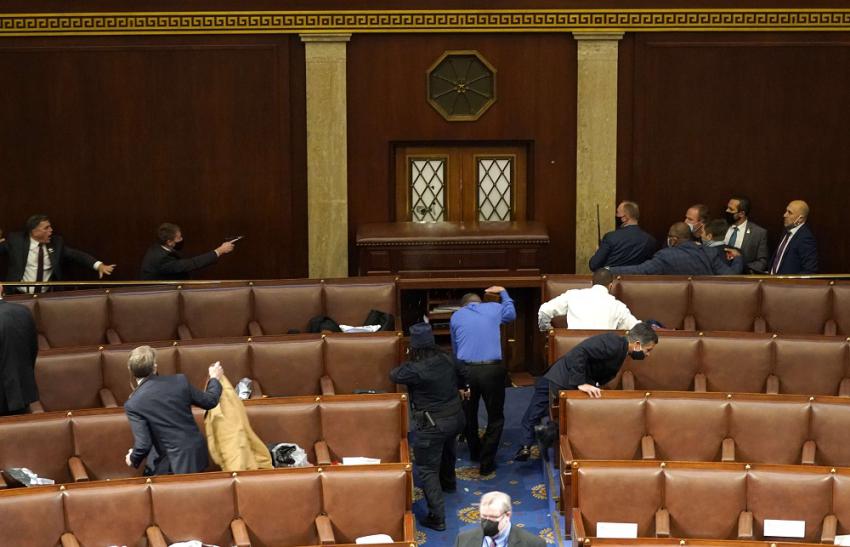 فوضى وهلع في الكونغرس الأميركي بعد اقتحام أنصار ترامب لقاعة الجلسة