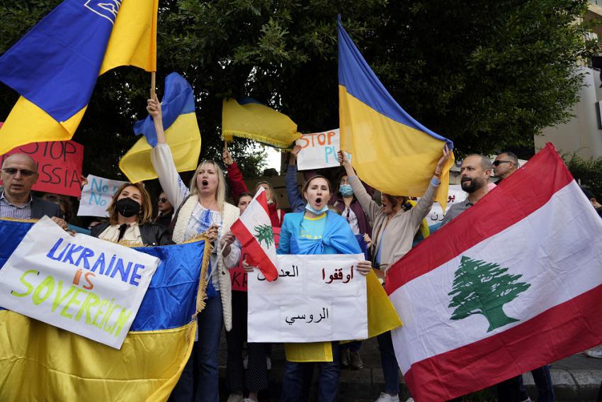 الجالية الاوكرانية في لبنان تظاهرت ضد الغزو امام السفارة الروسية