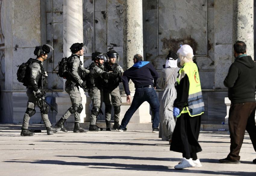 الشرطة الاسرائيلية قالت أنها دخلت مجمع  الاقصى لتفريق الحشد ودفعه للتراجع
