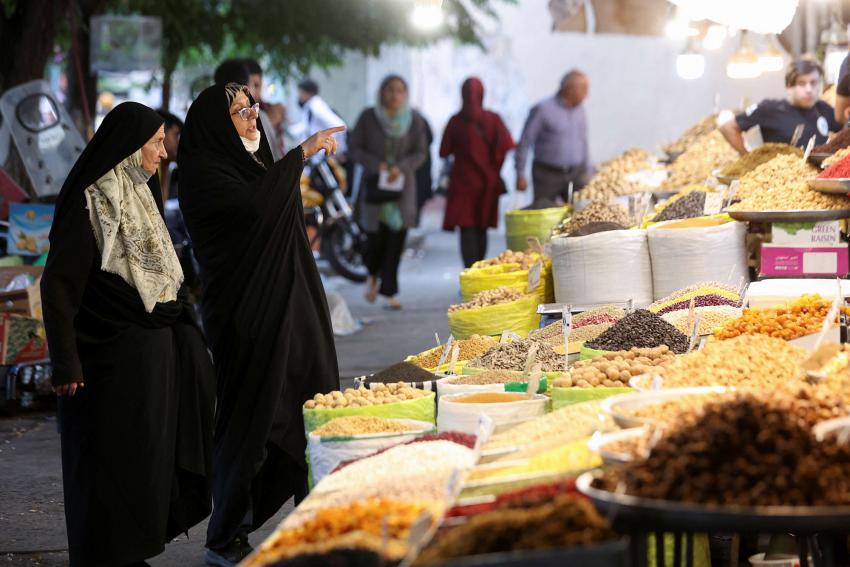 ارتفاعات اسعار المواد الاساسية وصلت الى 300 بالمئة في ايران