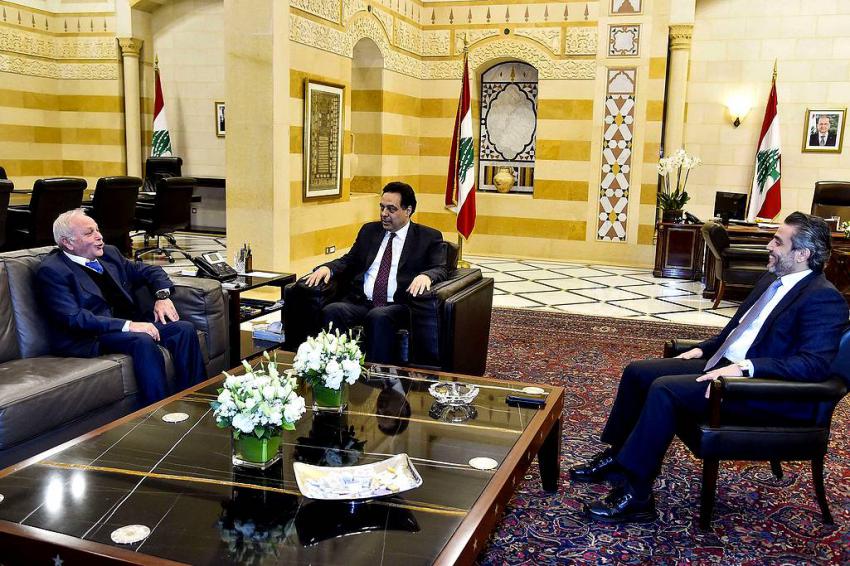 النائب العام التمييزي غسان عويدات مع رئيس الوزراء السابق حسان دياب أحد المدعى عليهم في قضية انفجار بيروت