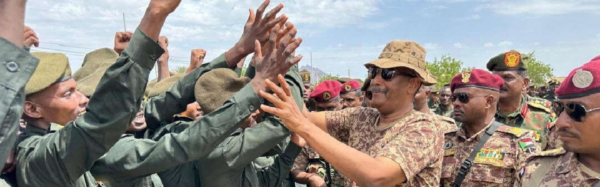 البرهان يرى الحرب معركة وجود لا تقبل حلولا وسطية