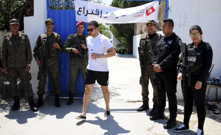 عناصر أمن وجيش ومنتخب وحيد أمام مكتب اقتراع بتونس