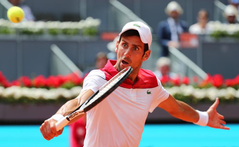 ديوكوفيتش خلال فوزه السهل على دولغوبولوف في دورة روما للتنس