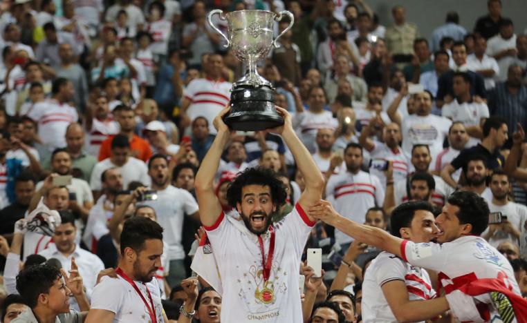 لاعبو الزمالك يرفعون الكأس بفرحة عارمة