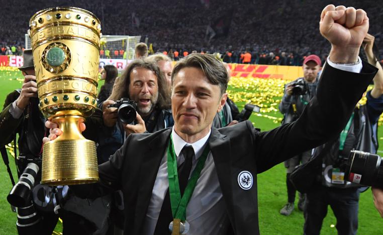   كوفاتش مدرب فرانكفورت يرفع كأس ألمانيا