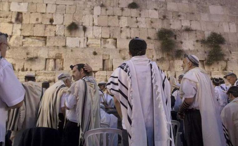 حاخامات أمام حائط المبكى