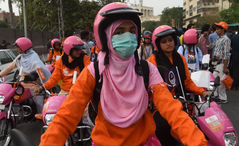 المرأة الباكستانية على دراجة نارية