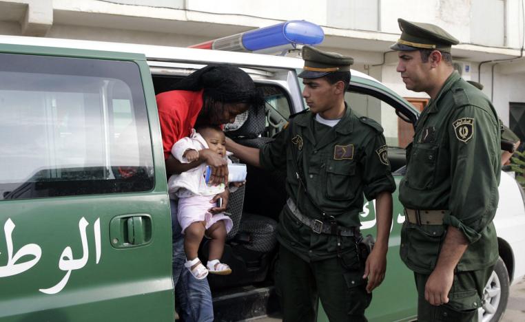 الدرك الجزائري يحتجز مئات المهاجرين الافارقة