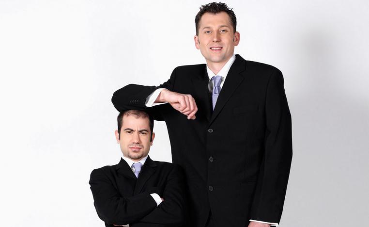 رجل طويل يضع مرفقه على رأس رجل قصير