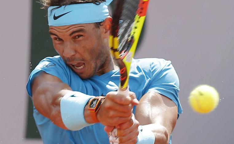 رافايل نادال يرد الكرة