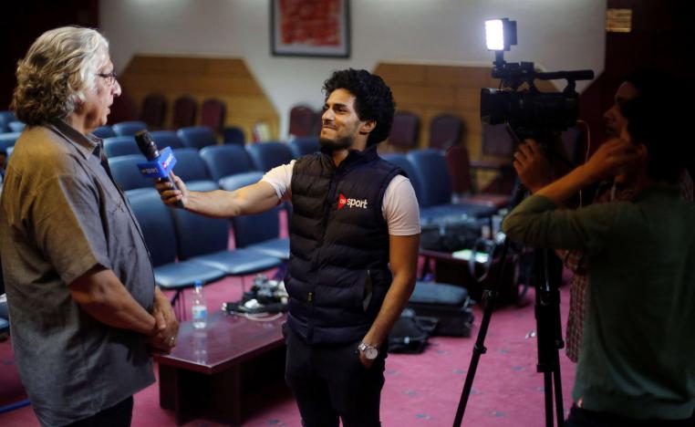 صحفي مصري يجري مقابلة في نقابة الصحفيين المصريين