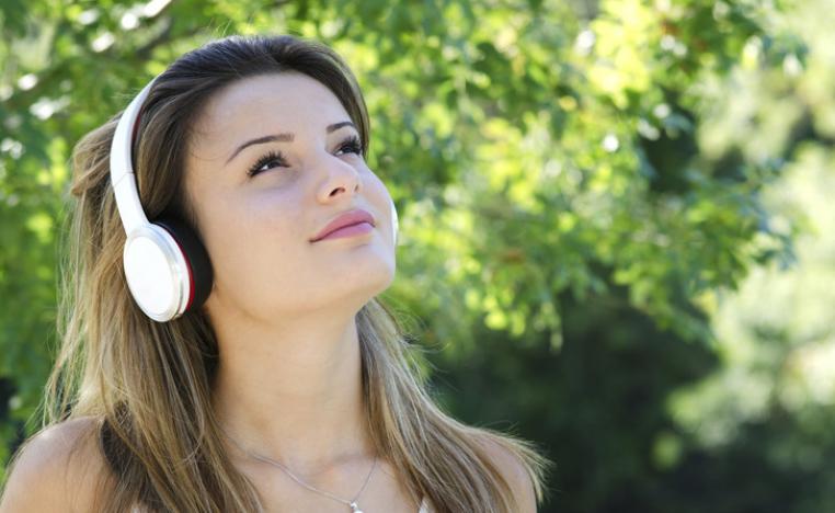 فتاة تستمع للموسيقى