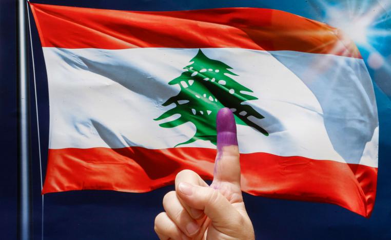 لبناني يرفع اصبعه بعد التصويت في الانتخابات