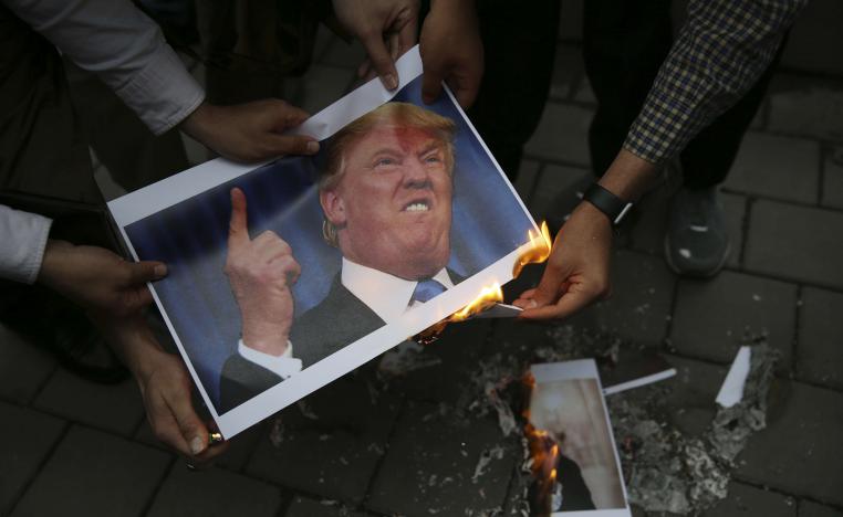 إيرانيون يحرقون صورة الرئيس الأميركي دونالد ترامب