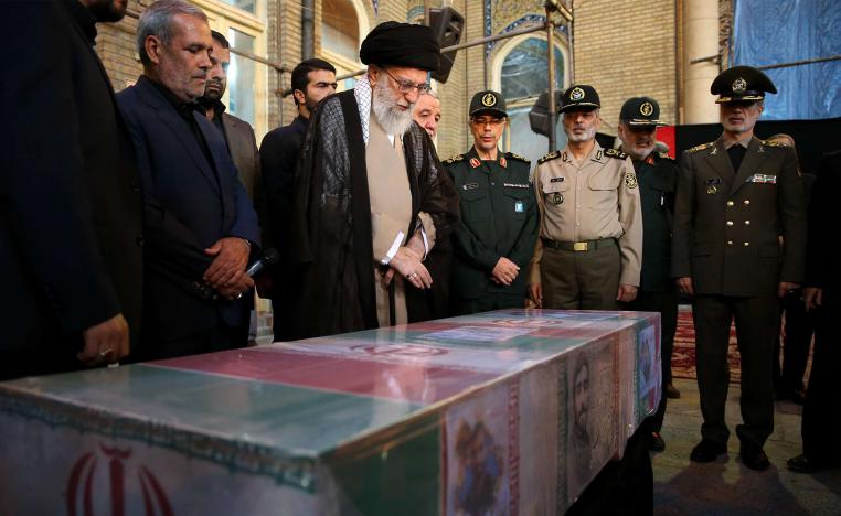 خامنئي امام صندوق أحد الجنرالات الإيرانية