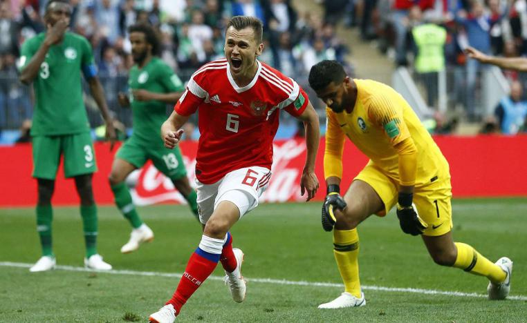 لاعب روسيا دينيس شيريشيف بعد أن سجل الهدف الثاني لفريقه خلال المجموعة