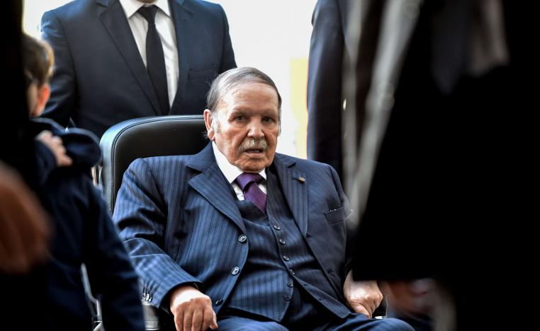 رجال حول الرئيس الجزائري وتحت الأنظار