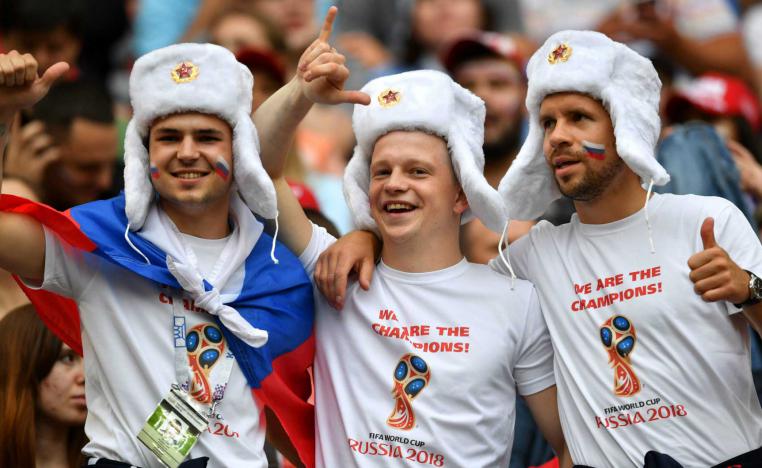 مشجعون روس بقمصان تحمل شعار مونديال روسيا