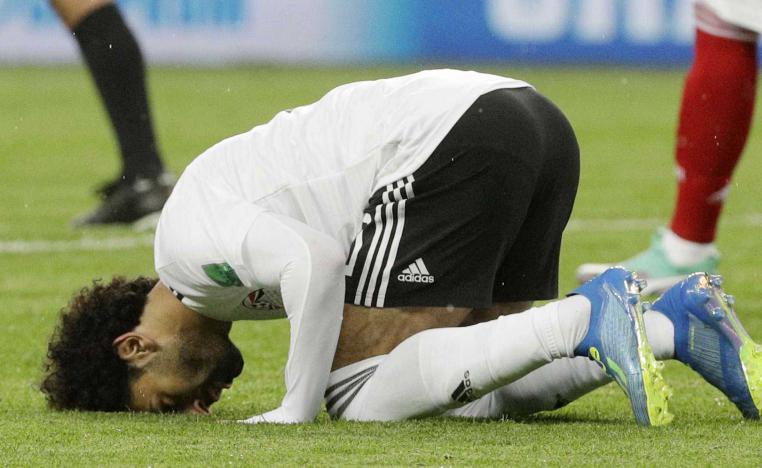 محمد صلاح يركع بعد تسجيله ضربة جزاء في شباك روسيا