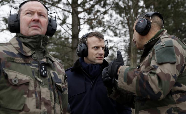 الرئيس الفرنسي امانويل ماكرون يتوسط عسكريين