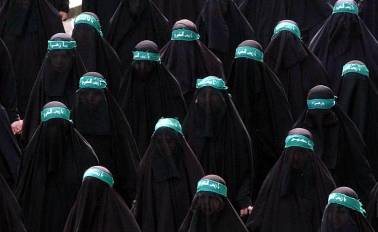 ناشطات في حزب الله في تجمع ببيروت