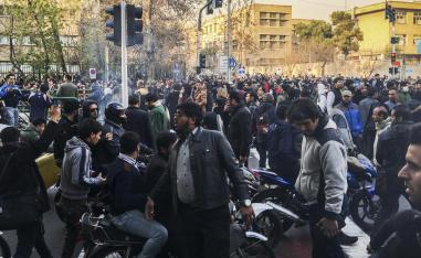 تنامي الغضب الشعبي في ايران على اثر انهيار قياسي للريال