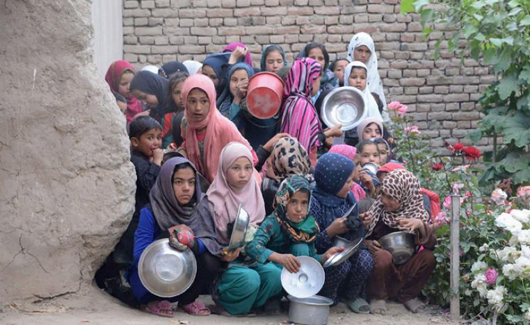 أطفال أفغانيون ينتظرون مساعدات غذائية أثناء شهر رمضان