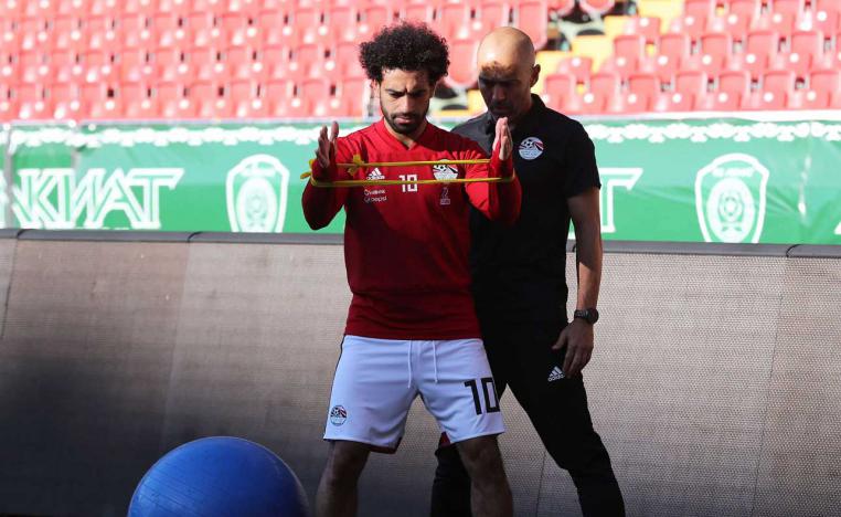 المصري محمد صلاح (إلى اليسار) يحضر دورة تدريبية في ملعب أخمات أرينا في غروزني