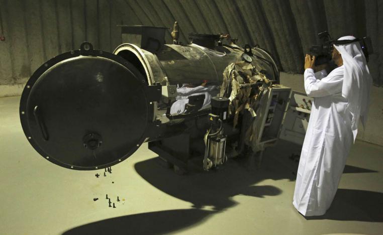 صحفي إماراتي يصور مبادلا حراريا يستخدم في شحن الصواريخ بالوقود