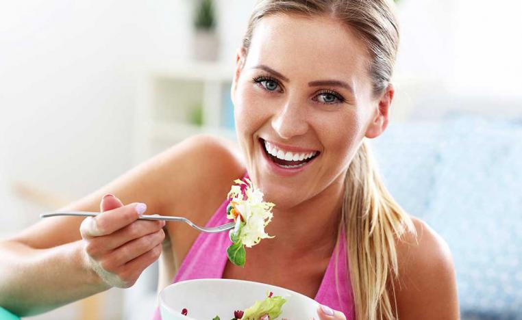 مرأة تأكل طبق سلطة