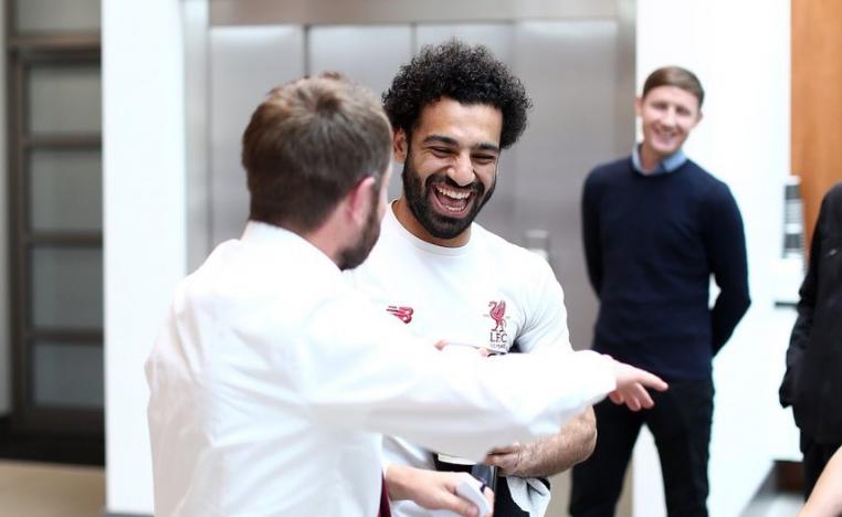 محمد صلاح ضاحكا