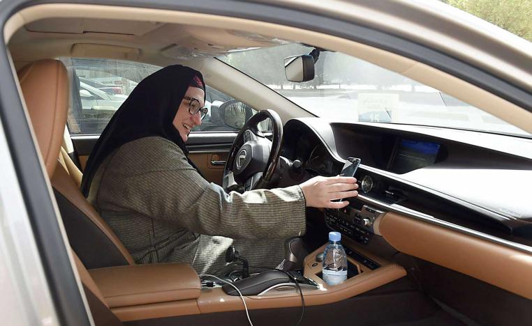 ريم الفرات السعودية الجنسية هي موظفة في شركة "كريم"  تستعد لتلبية طلب زابون باستخدام سيارتها في العاصمة السعودية الرياض