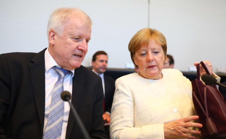 ميركل ووزير داخليتها