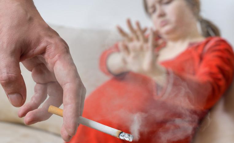 التدخين السلبي يهدد الحوامل في البلدان النامية